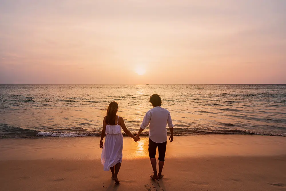 Pareja actitud romántica en la playa